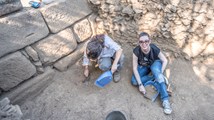 Destaque - Adriana Calcanhotto participa em escavações arqueológicas em Idanha-a-Velha